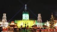 Vánoční trh, otevřený v pondělí před berlínským zámkem Charlottenburg.