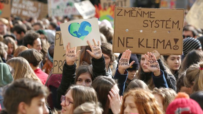 Středoškoláci protestovali proti ignorování změn klimatu s cílem přimět politiky, aby důsledněji chránili klima a snižovali emise.