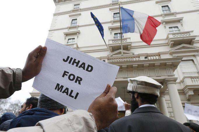 REFILE - CORRECTING TYPO British Islamists protest outside the French Embassy in London January 12, 2013. - French aircraft pounded Islamist fighters in Mali for a second day on Saturday and neighbouring states accelerated plans to send in troops in an international campaign to crush the rebels. REUTERS/Suzanne Plunkett (BRITAIN - Tags: POLITICS SOCIETY) Published: Led. 12, 2013, 5:12 odp.