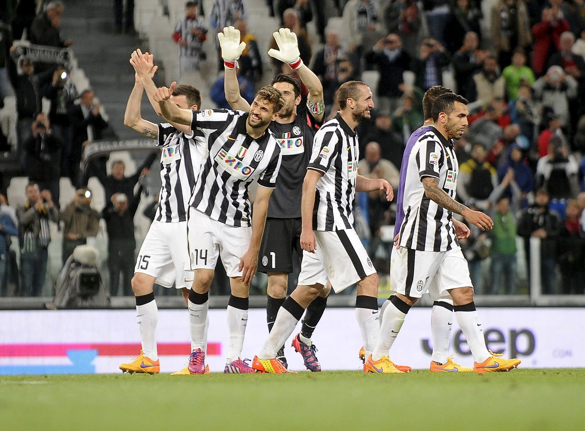 Juventus' players celebrate their win against Fiorentina at the end of  their Italian Serie A soccer match in Turin