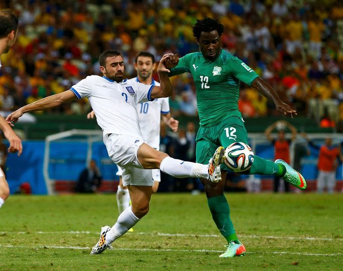 Bony Wilfried a Maniatis v utkání MS Pobřeží slonoviny vs. Řecko