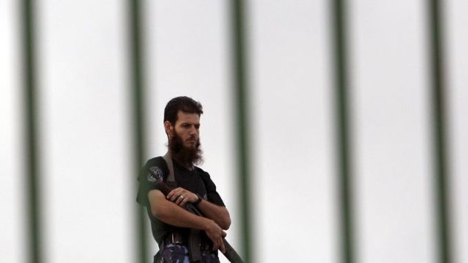 Policista ve službách Hamasu na stráži v Gaze.