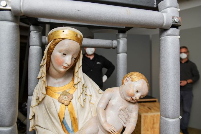 Převoz Plzeňské madony z katedrály svatého Bartoloměje do výstavní síně Masné krámy.