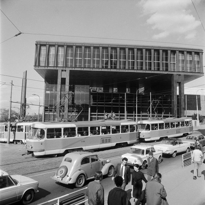 Budova Federálního shromáždění v Praze na třídě Vítězného Února (tehdejší název). Rok 1973