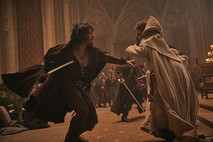 Vlevo je François Civil jako D'Artagnan.