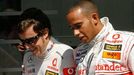 Piloti McLarenu Fernando Alonso (vlevo) a Lewis Hamilton v boxech v Barceloně.