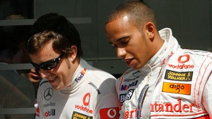 Piloti McLarenu Fernando Alonso (vlevo) a Lewis Hamilton v boxech v Barceloně.