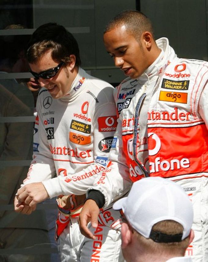 Piloti McLarenu Fernando Alonso (vlevo) a Lewis Hamilton v boxech v Barceloně.
