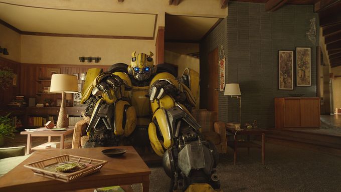 O tom, jak se na Zemi objevil žlutý robot Bumblebee, nový film vypráví přehledně, jednoduše a s nostalgií po 80. letech.