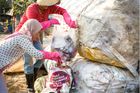 Tři večery v týdnu vyrážejí ven a uklízí odpadky. Trojice žen čistí ulice města v Kambodži