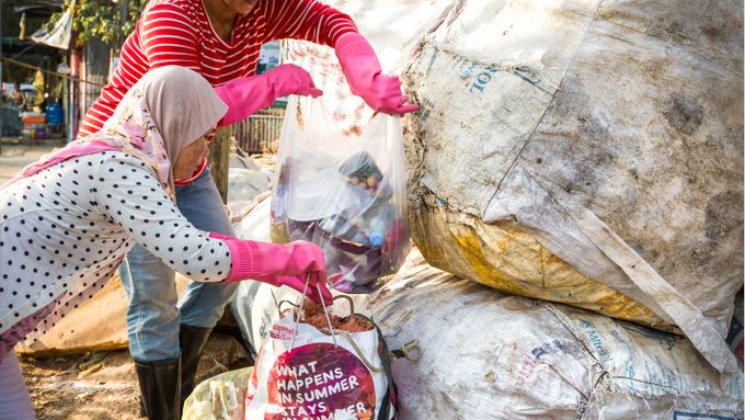 Video ukazuje, jak mohou haldy odpadků komplikovat každodenní život v Phnompenhu.
