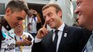 Tour de France 2017, 17. etapa: Romain Bardet, Emmanuel Macron a dánský premiér Lars Lokke Rasmussen