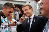 Francouzský prezident Emmanuel Macron laškuje s Romainem Bardetem. Ani letos se pořádající země celkového vítěze nedočkala,...