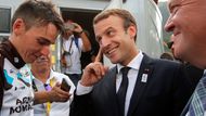 Francouzský prezident Emmanuel Macron laškuje s Romainem Bardetem. Ani letos se pořádající země celkového vítěze nedočkala,...