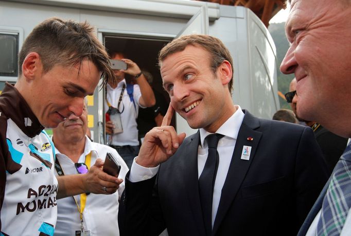 Tour de France 2017, 17. etapa: Romain Bardet, Emmanuel Macron a dánský premiér Lars Lokke Rasmussen