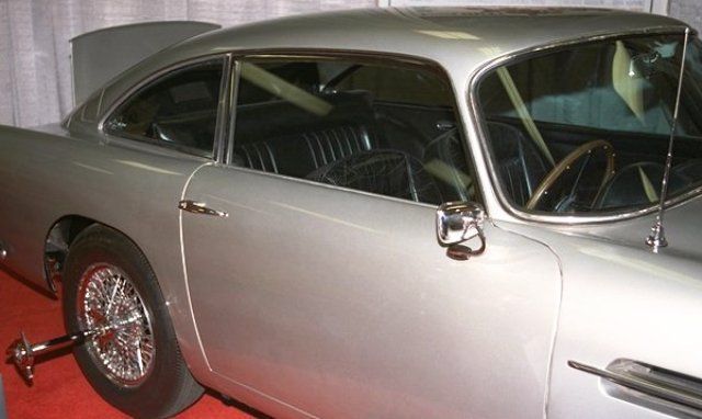 aston martin DB5 - james bond