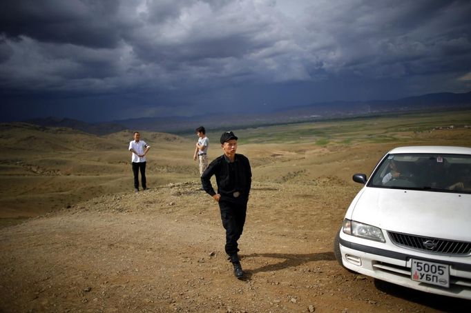 Members of the Mongolian neo-Nazi group Tsagaan Khass take a break as they travel to a quarry, where they questioned a worker, southwest of Ulan Bator June 23, 2013. The group has rebranded itself as an environmentalist organisation fighting pollution by foreign-owned mines, seeking legitimacy as it sends Swastika-wearing members to check mining permits. Over the past years, ultra-nationalist groups have expanded in the country and among those garnering attention is Tsagaan Khass, which has recently shifted its focus from activities such as attacks on women it accuses of consorting with foreign men to environmental issues, with the stated goal of protecting Mongolia from foreign mining interests. This ultra-nationalist group was founded in the 1990s and currently has 100-plus members. Picture taken June 23, 2013. REUTERS/Carlos Barria (MONGOLIA - Tags: POLITICS ENVIRONMENT BUSINESS SOCIETY EMPLOYMENT) ATTENTION EDITORS: PICTURE 18 OF 25 FOR PACKAGE 'MONGOLIA'S ENVIRONMENTAL NEO-NAZIS'. TO FIND ALL IMAGES SEARCH 'TSAGAAN KHASS' Published: Čec. 2, 2013, 9:58 dop.