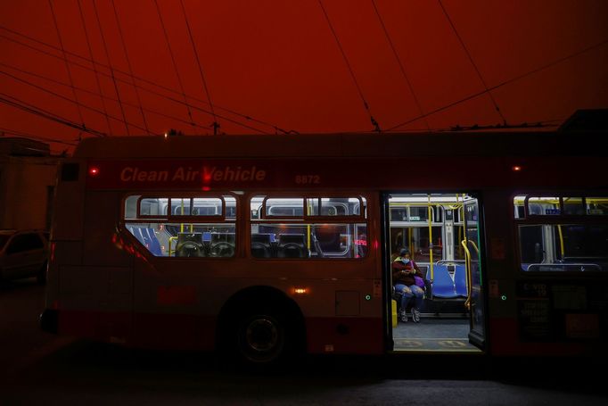 Požáry v Kalifornii zahalily San Francisco do rudé tmy.