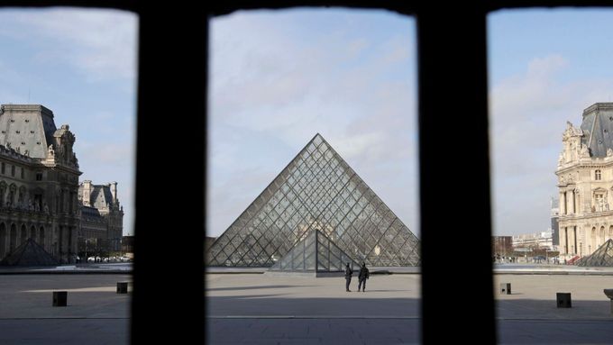 Policisté u muzea Louvre.