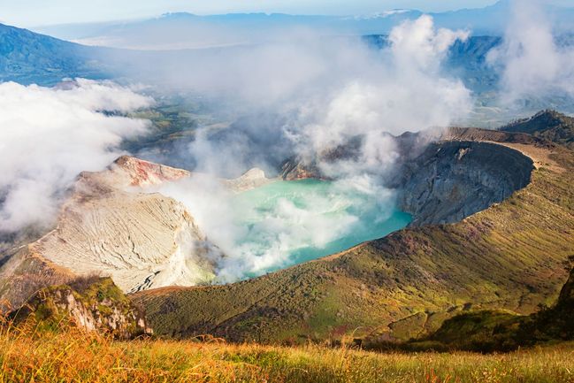 Sopka a kráterové jezero Kawah Ijen
