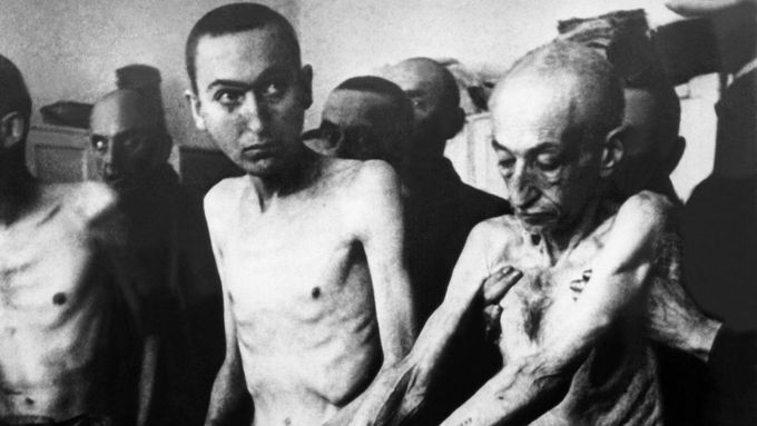 Fotografie z dokumentů hlavní komise vyšetřující nacistické zločiny v Polsku. Na snímku dva z vězňů,které osvobodila Rudá armáda v koncentračním táboře Osvětim.
