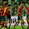 Španělští fotbalisté slaví gól v kvalifikaci na MS 2014 proti Bělorusku.