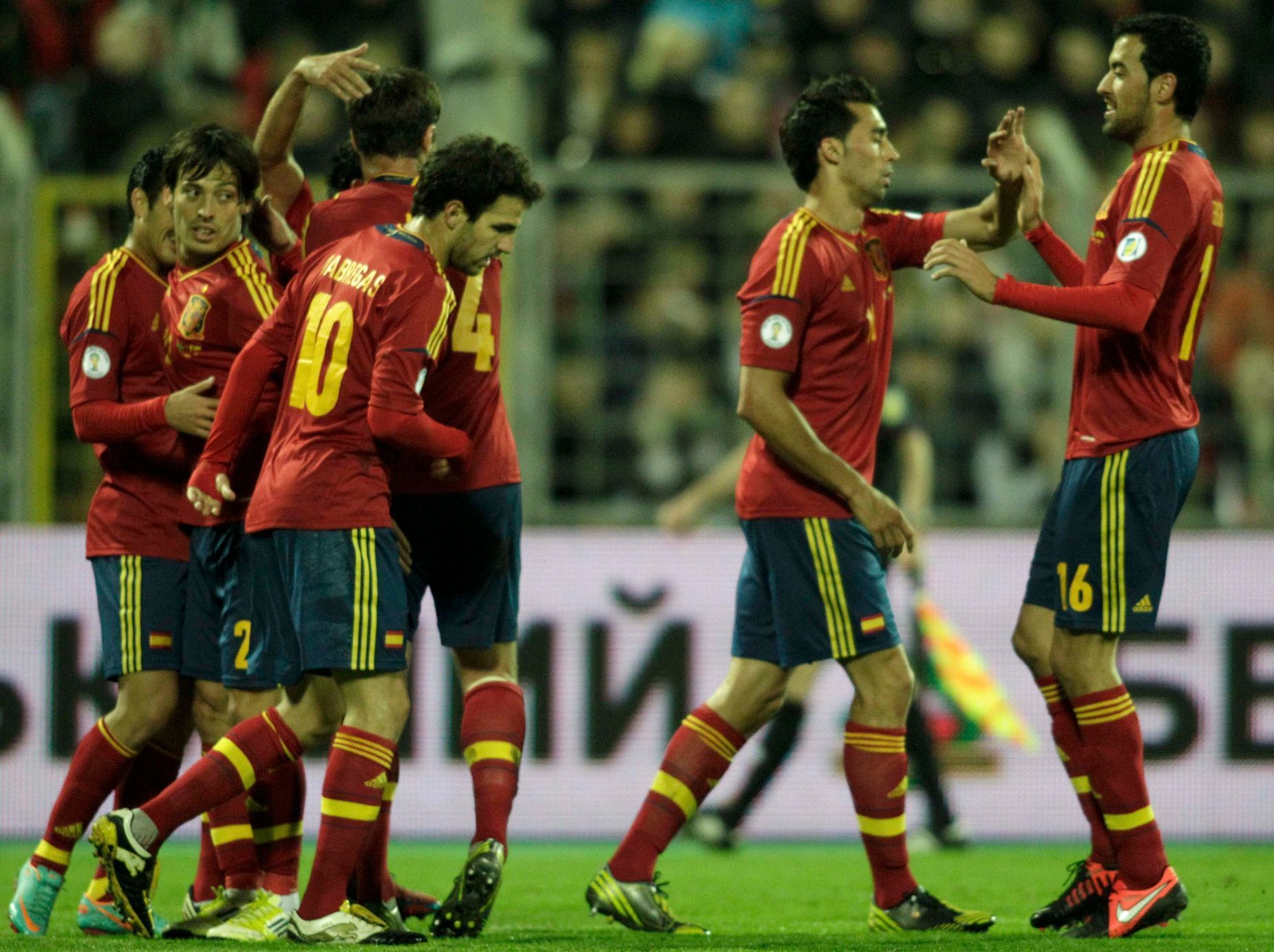 Španělští fotbalisté slaví gól v kvalifikaci na MS 2014 proti Bělorusku.