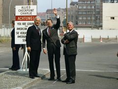 Americký prezident Ronald Reagan v doprovodu kancléře Helmuta Schmidta a starosty Západního Berlína Richarda von Weizsäckera na hraničním přechodu Checkpoint Charlie uvnitř rozděleného Berlína v roce 1982