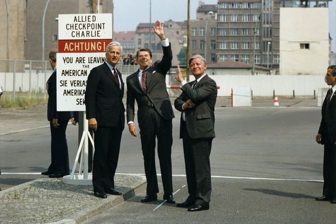 Americký prezident Ronald Reagan v doprovodu kancléře Helmuta Schmidta a starosty Západního Berlína Richarda von Weizsäckera na hraničním přechodu Checkpoint Charlie uvnitř rozděleného Berlína v roce 1982