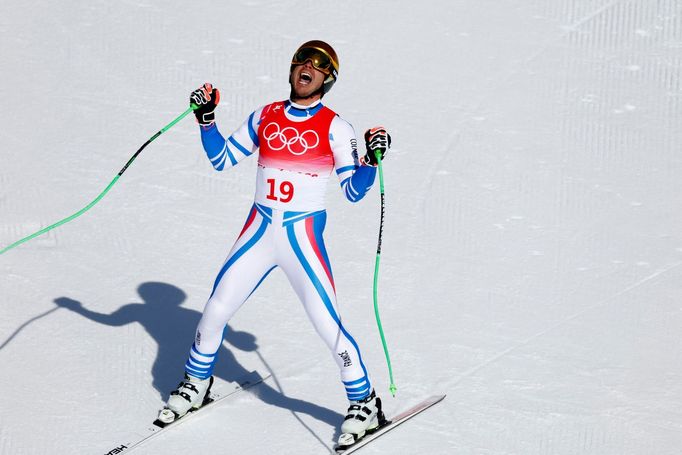 Radost Francouze Johana Clareyho v cíli olympijského sjezdu v Pekingu 2022.