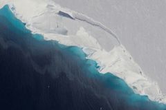 Masivní ledovec na Antarktidě taje rychleji. Má v sobě obří dutinu, zaskočilo vědce