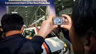 Pro zaměstnance továrny bylo slavnostní otevření událostí, kterou si zvláště korejští pracovníci nadšeně zdokumentovali svými fotoaparáty.