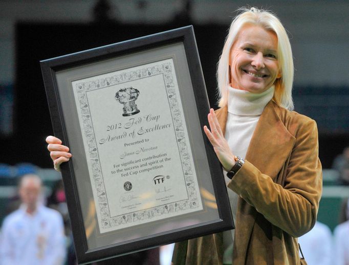 Tenistka Jana Novotná v roce 2012, kdy v pražské O2 aréně během turnaje FED Cup převzala ocenění "2012 Fed Cup Award of Excellence".