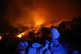 Dramatická situace zavládla podle chorvatských médií v pondělí pozdě večer v bezprostřední blízkosti Splitu, kde hasiči museli před ohněm bránit tři městské čtvrti.
