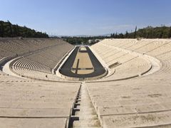 olympijský stadion v Athénách má hlediště celé z bílého mramoru