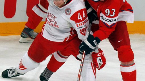 Petr Nedvěd a Nichlas Hardt bojují o puk v utkání MS v hokeji 2012 Česko - Dánsko.
