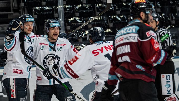 Radost hokejistů Liberce na ledě Sparty v semifinálové sérii extraligy