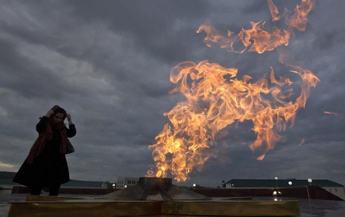 A woman stands near the Eternal Flame in Grozny in Chechnya, April 22, 2013. If Tamerlan Tsarnaev was already plotting the Boston Marathon bombings when he stayed in this bustling Russian city at the heart of an Islamist insurgency last year, neighbours say he hid it well. The ethnic Chechen killed in a shootout with U.S. police last week spent at least a month last summer helping his father renovate his first-floor apartment next door to a dentistry in Makhachkala, a city in the Dagestan region on the Caspian Sea. The Caucasian Knot website, which monitors the violence, says 124 people were killed and 75 wounded in the first three months of his year in predominantly Muslim Russian provinces that stretch almost from the Caspian to the Black Sea, and include Dagestan and Chechnya. REUTERS/Maxim Shemetov (RUSSIA - Tags: CRIME LAW CIVIL UNREST SOCIETY) Published: Dub. 22, 2013, 7:01 odp.