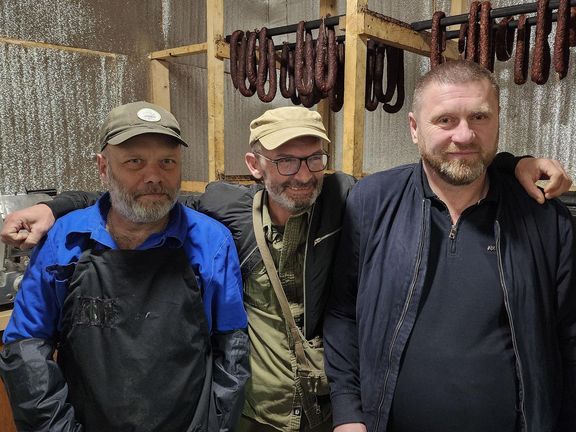 Protože ukrajinští tři veteráni žádný pašerácký kanál do Česka ještě nezprovoznili, můžete jejich výrobky ochutnat jen na Ukrajině.