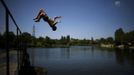 A boy jumps into the water of a lake on a warm summer day in Donetsk, June 22, 2012. REUTERS/Michael Buholzer (UKRAINE - Tags: SOCIETY ENVIRONMENT) Published: Čer. 22, 2012, 12:19 odp.