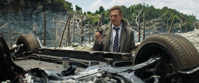 Liam Neeson jako Frank Drebin v komedii Bláznivá střela.