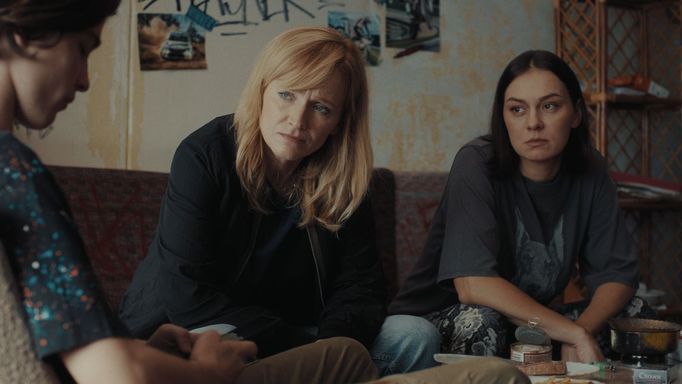 Aňa Geislerová jako adiktoložka Hana v seriálu Ratolesti.