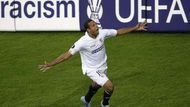 Luis Fabiano ze Sevilly slaví gól ve finále Poháru UEFA s Middlesbrough.