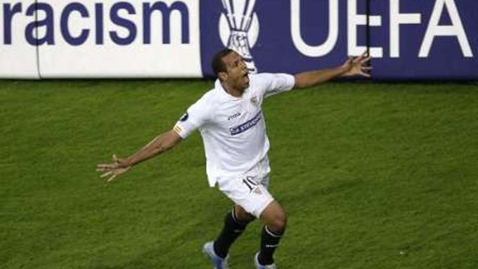 Luis Fabiano ze Sevilly slaví gól ve finále Poháru UEFA s Middlesbrough.