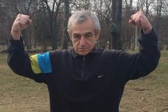 "Bojovat ve válce už nemůžu, tak aspoň běhám." Senioři v Kyjevě dodávají lidem odvahu
