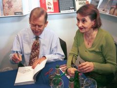 Bývalý prezident Václav Havel s herečkou Evou Holubovou na autogramiádě Havlovy nové knihy, která se konala 4. května na pražském Výstavišti v rámci veletrhu Svět knihy.