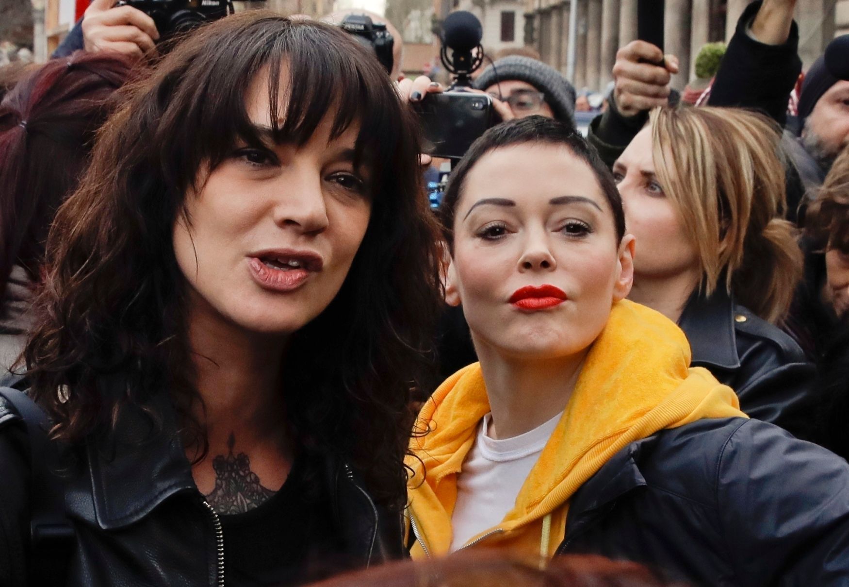 Asia Argento (Argentová) Rose McGowan (vpravo) demonstrace 8. března MDŽ v Římě MeToo