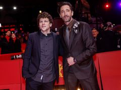 Jesse Eisenberg a Adrien Brody při premiéře filmu na festivalu Berlinale.