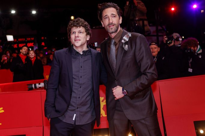 Jesse Eisenberg a Adrien Brody při premiéře filmu na festivalu Berlinale.
