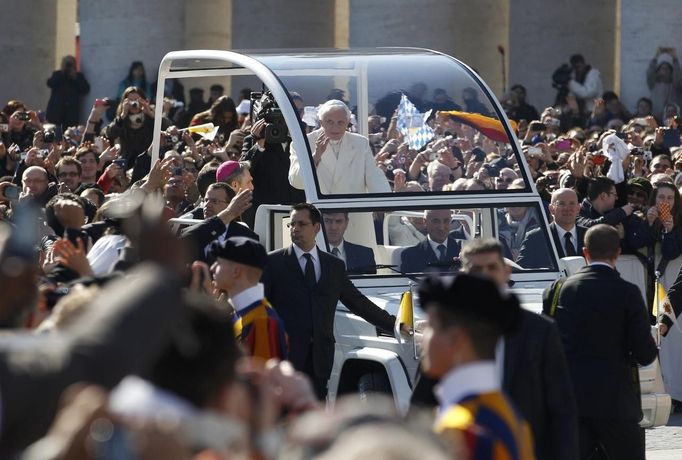 Pope Benedict XVI waves to the faithful after arriving in St Peter's Square to hold his last general audience at the Vatican February 27, 2013. The weekly event which would normally be held in a vast auditorium in winter, but has been moved outdoors to St. Peter's Square so more people can attend. The pope has two days left before he takes the historic step of becoming the first pontiff in some six centuries to step down instead of ruling for life. REUTERS/Max Rossi (VATICAN - Tags: RELIGION) Published: Úno. 27, 2013, 10:20 dop.